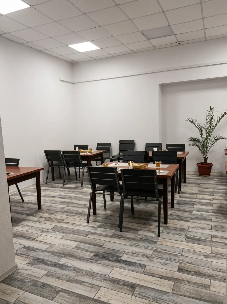 Столовая пансионата: столы и чёрные стулья